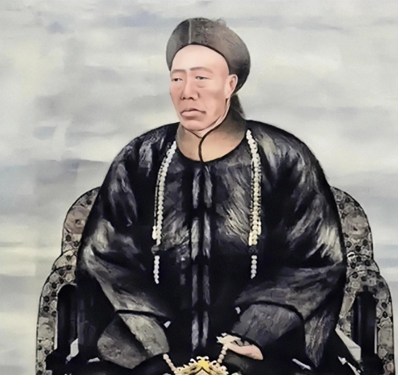 慈禧每次洗澡后，只留李莲英1人伺候。而房间里不时传出喊痛，一位小宫女偷掀帘子，这