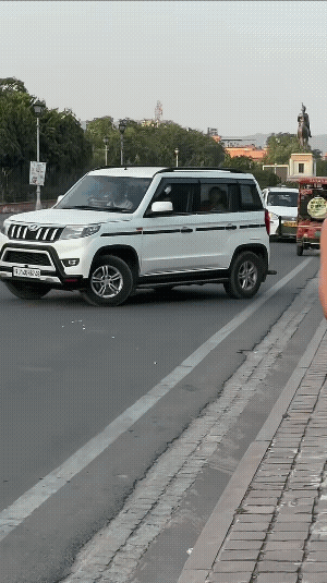 外国博主太大胆，印度街头做实验。让一位穿着清凉的女模特独自走在印度的街道上，然后