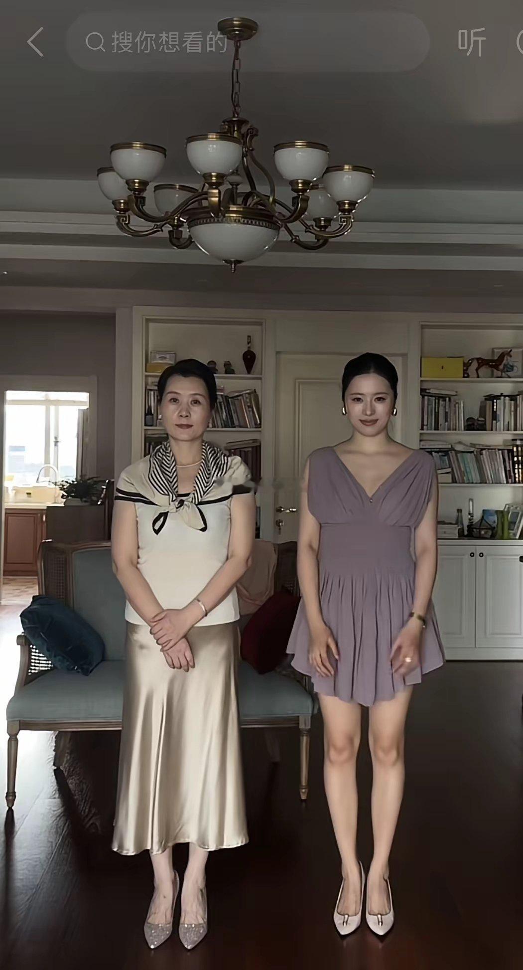 妈妈年轻的时候，应该比女儿有气质和特色