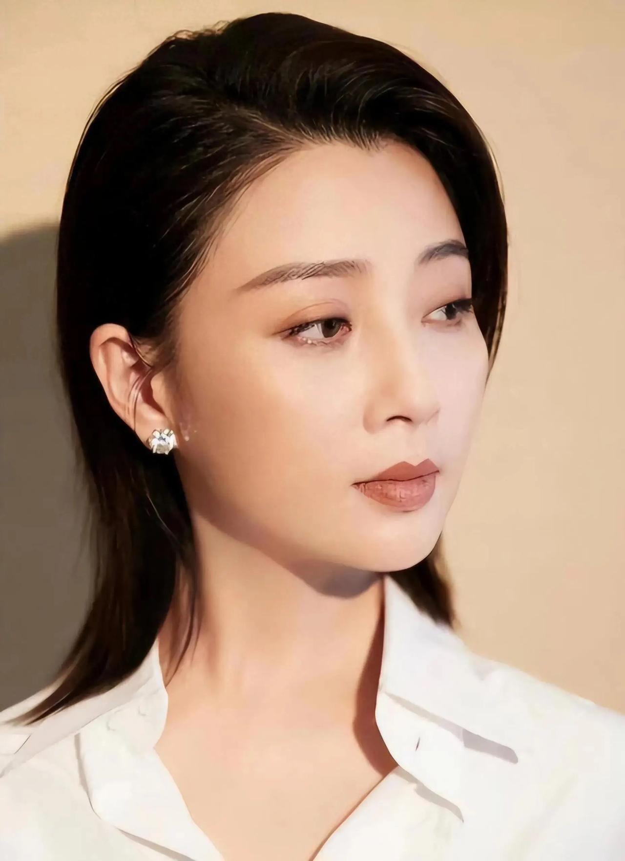 当年，殷桃在富豪孙东海的疯狂追求下，成为了他的女人，没想到孙东海还忘不了女星李小