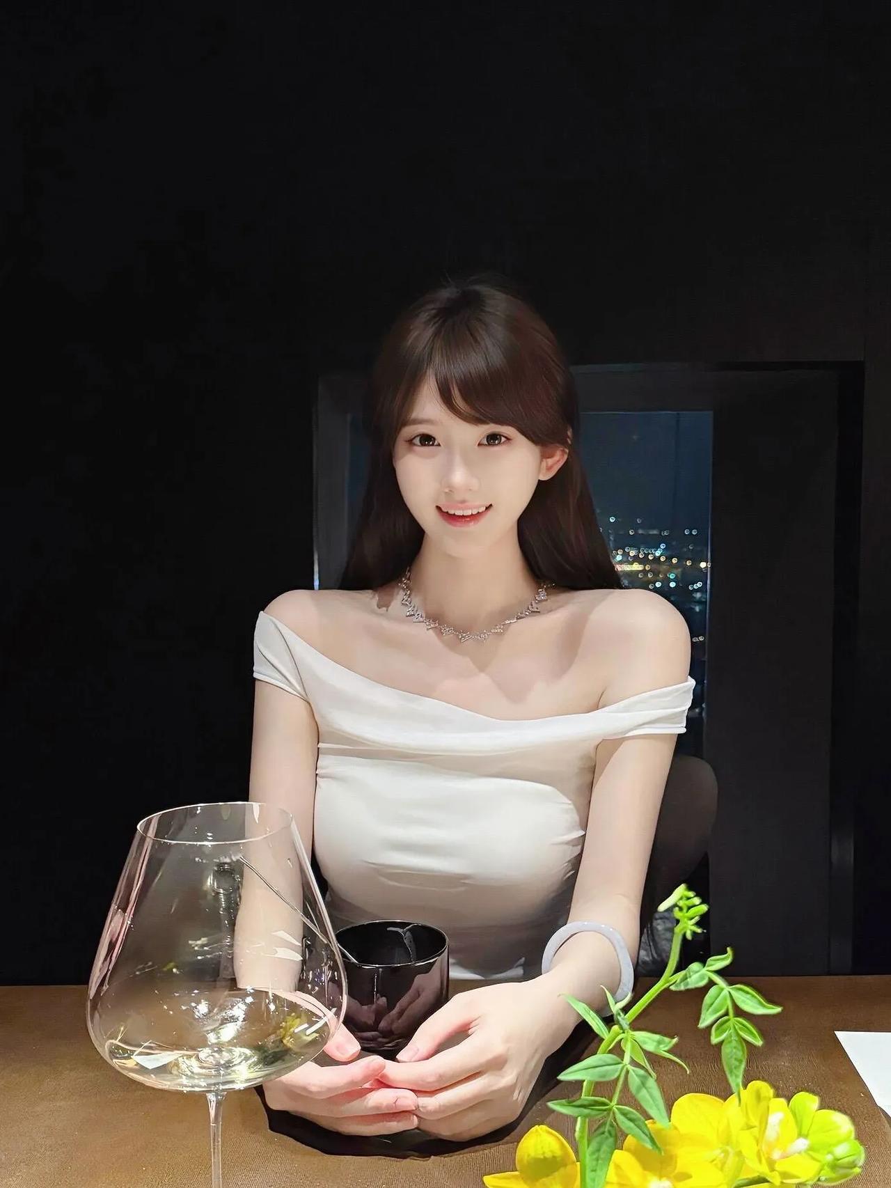 上联：华灯映夜，白裙衬得佳人雅下联：美馔陪杯，清酒添来逸兴长对联对对联飞花