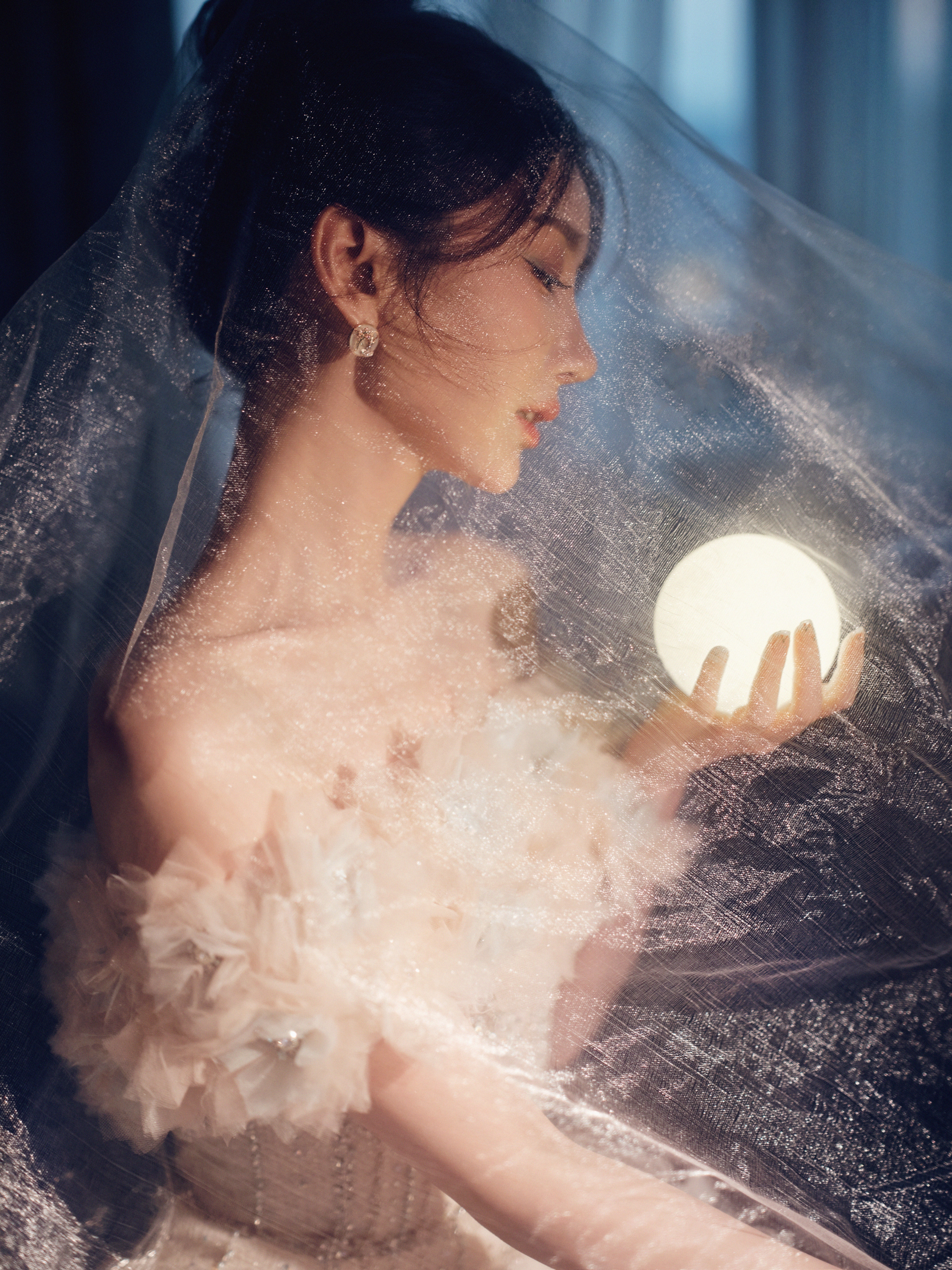 毛晓彤，一袭粉色露肩长裙，轻盈飘逸，浪漫迷人