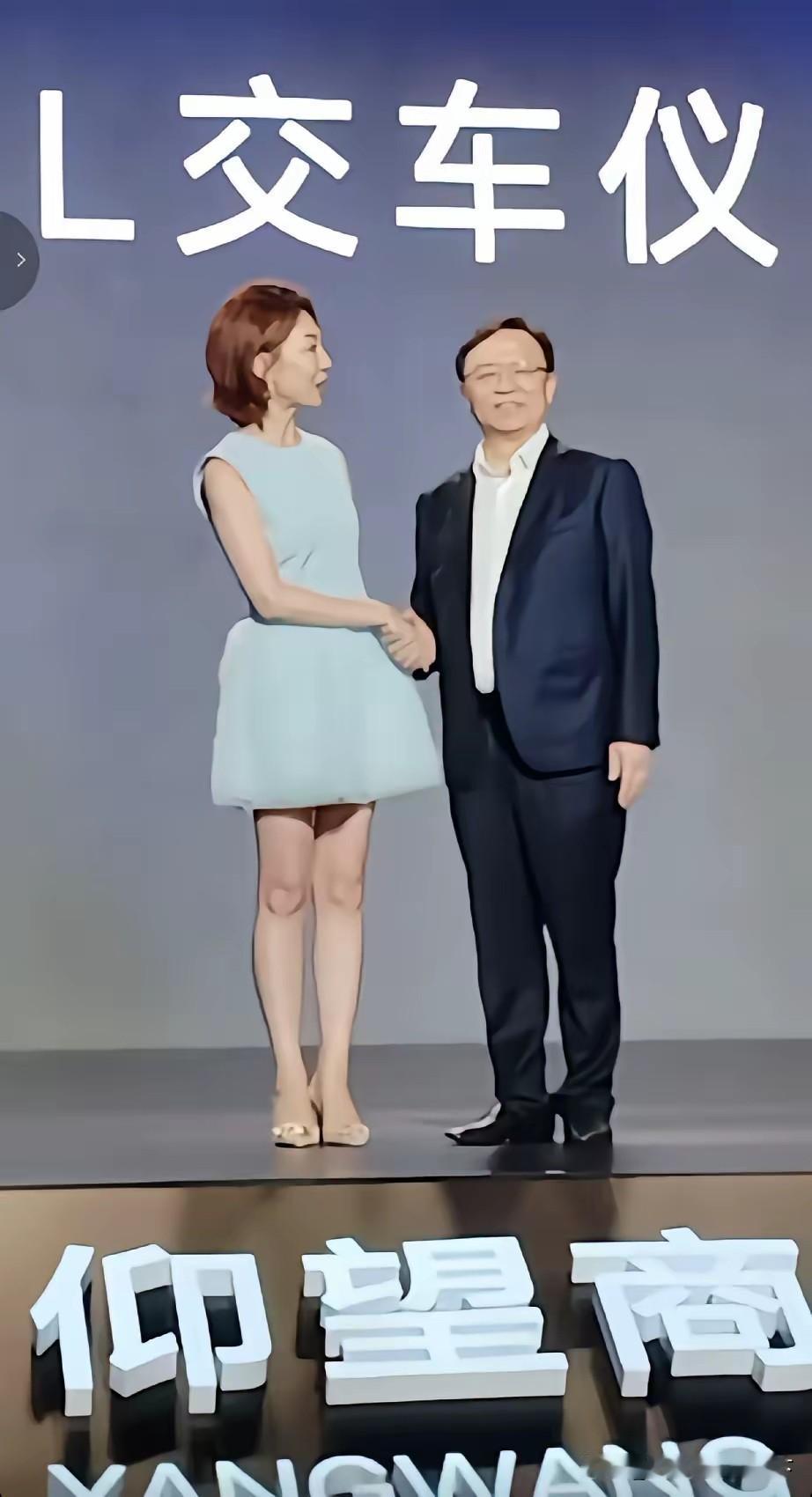 大老板，如此这般合适吗？如果说是我这个老头去取车，你也会双手抓着不放嘛？