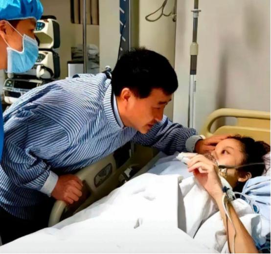 姚贝娜的主刀医生曹迎明，时隔多年依旧坦言：她原本是可以好好活下去的。这句话，如同