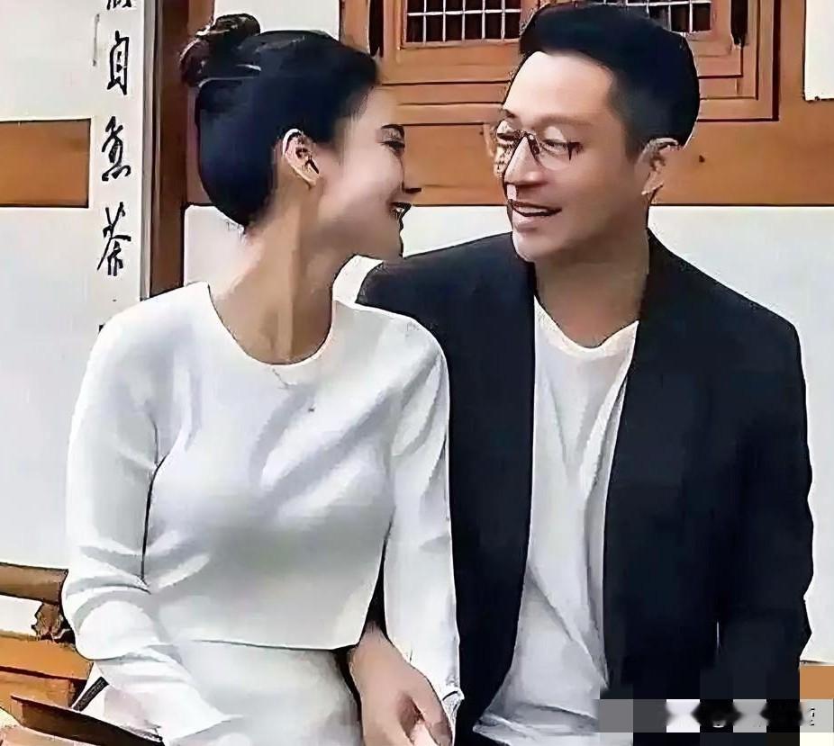 看她直播时脸色苍白还按肚子，喝姜水缓解，难怪大家猜是孕吐或试管反应。一边要照顾继