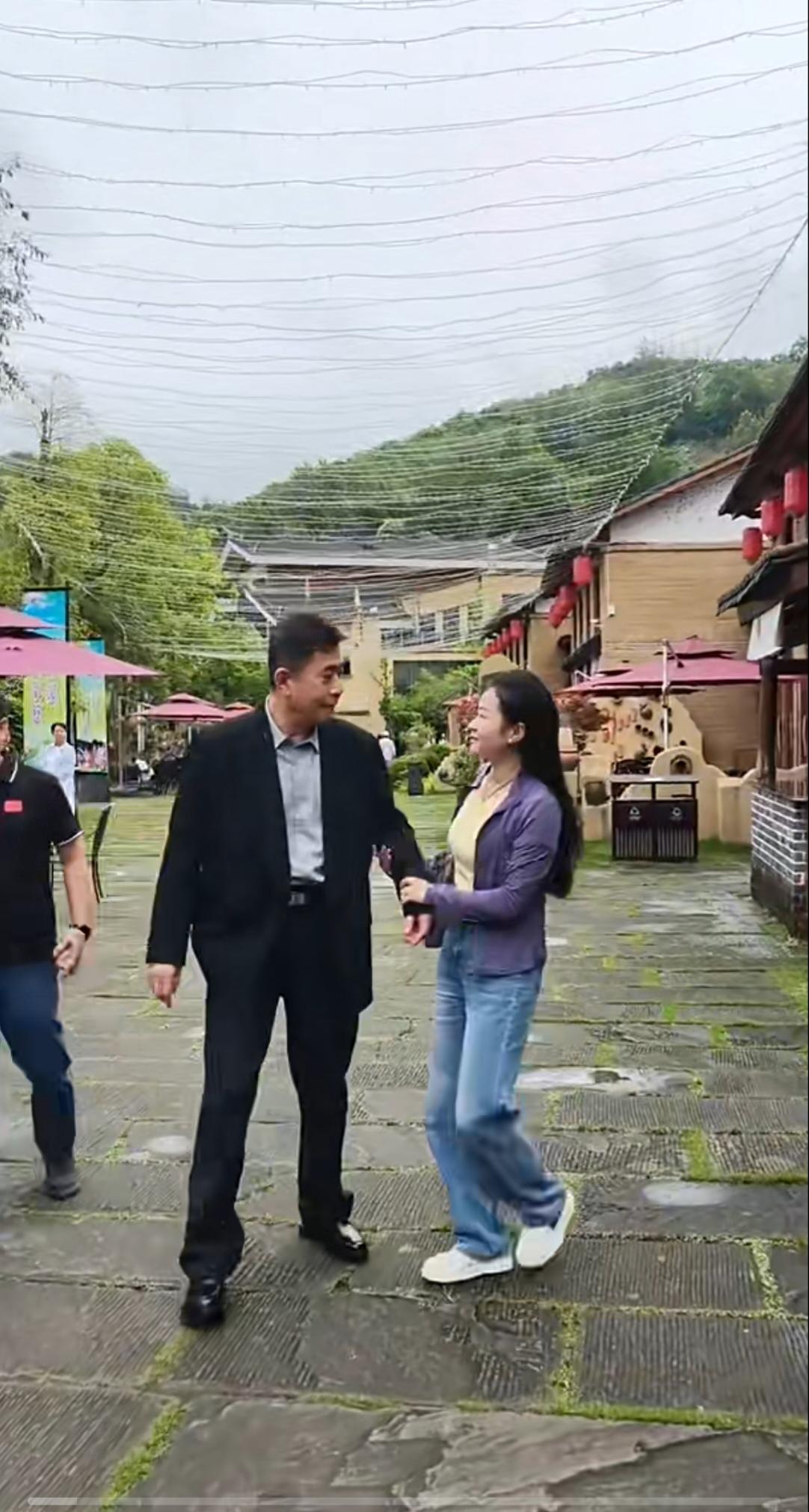 郭凯敏与女粉丝的完整互动过程：先是牵手边走边交谈，随后并肩合影，女生挽住他手臂比