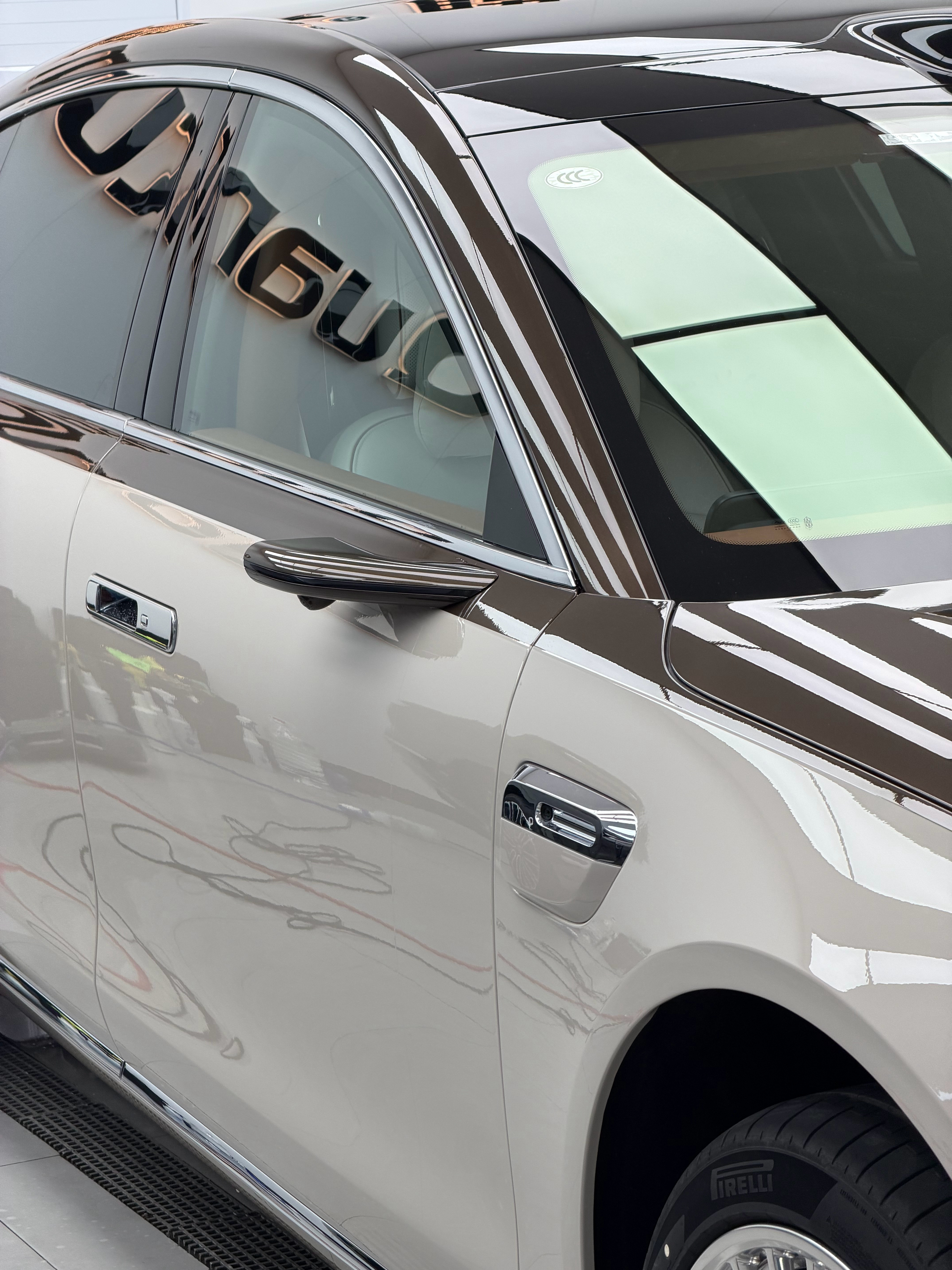 来贴膜店找我朋友贴个钢化膜他给我说他贴了第九辆尊界了