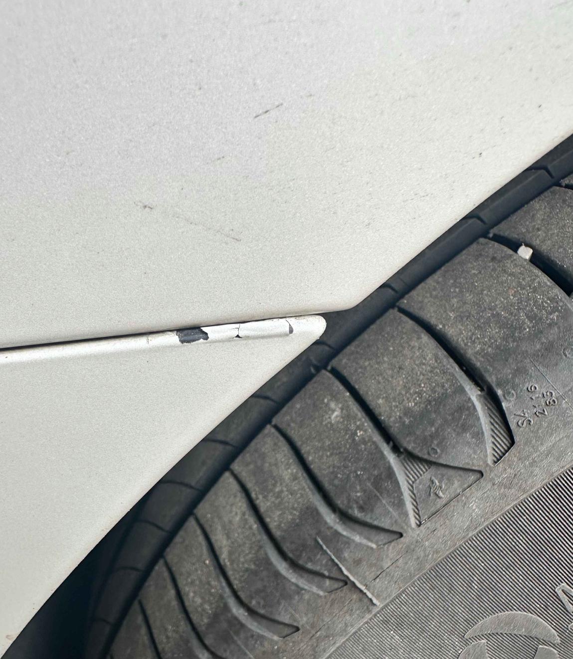 传祺E9一年不到方向盘偏了，油漆裂了