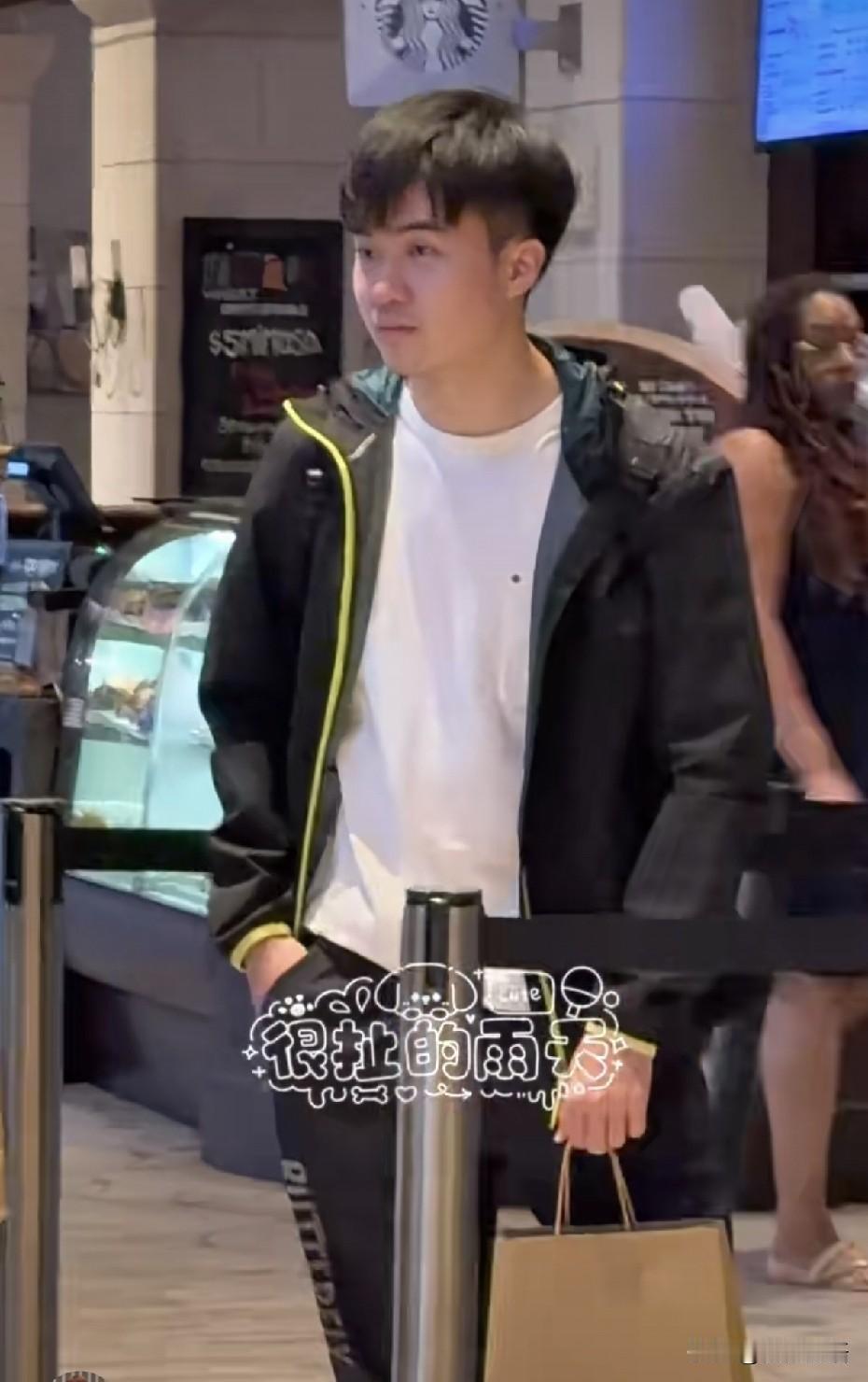 林昀儒已经抵达洛杉矶了。这次参加WTT美国大满贯赛，林昀儒的妈妈也来了，有妈妈