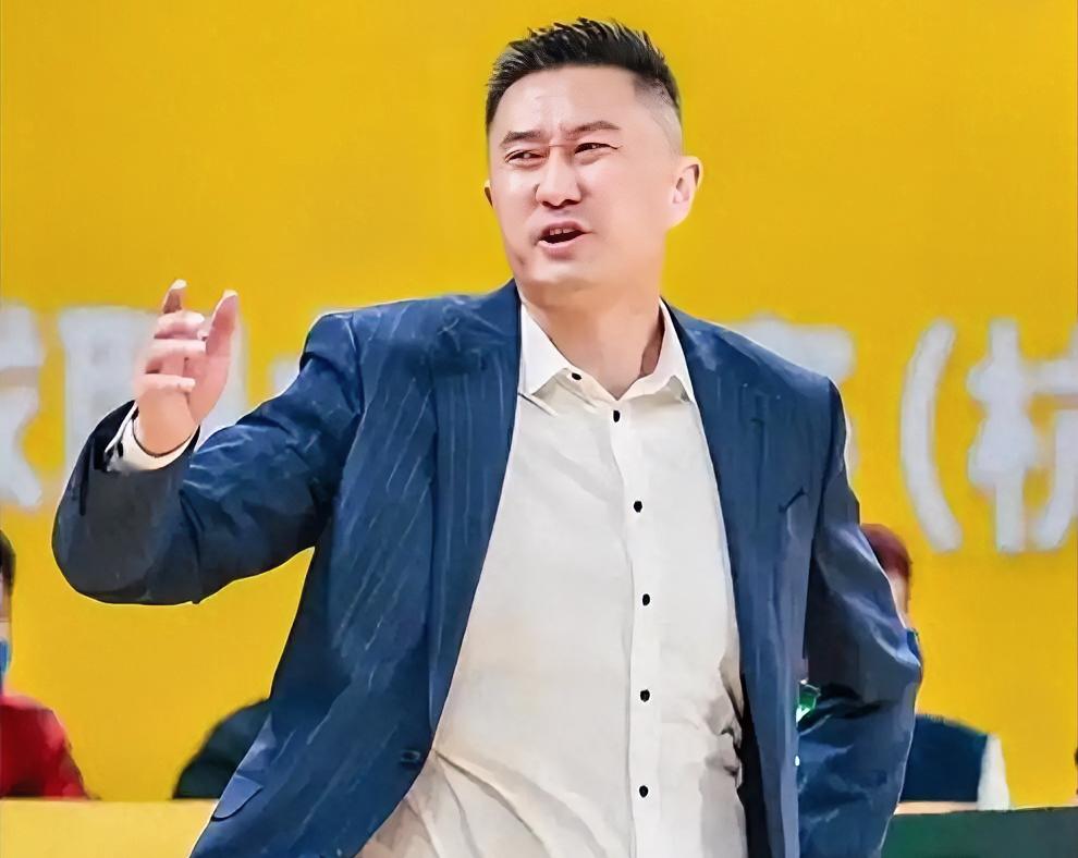 朱芳雨：杜指导，你现在是真的毫无战术，就剩下瞎换人让球员自己干了吗？？？杜锋：