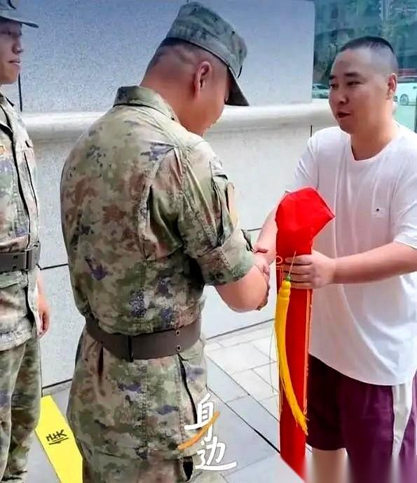 凌晨两点的成都街头，一辆网约车像喝醉了一样，在空荡荡的马路上疯狂“画龙”。但这