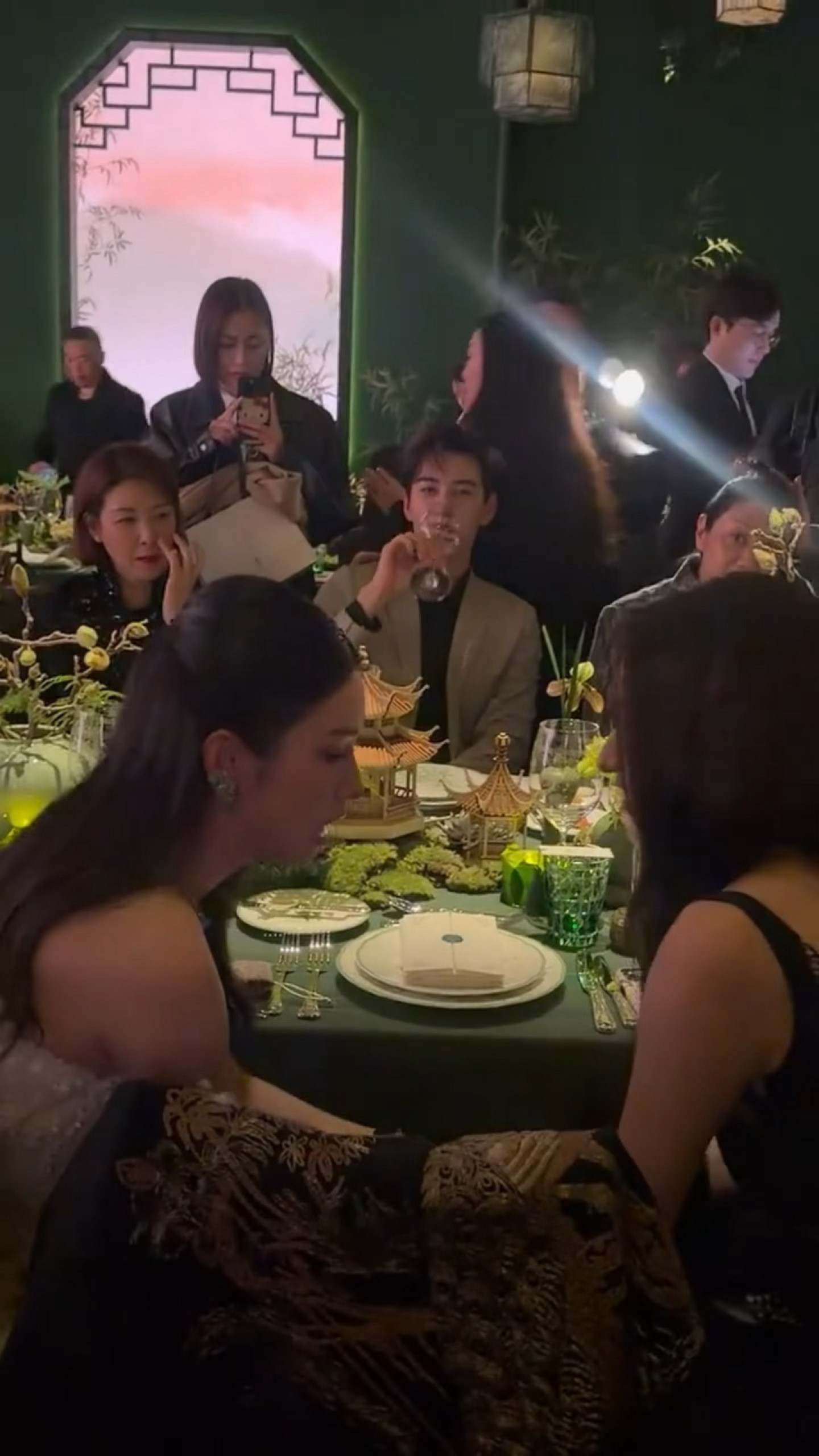 哈哈哈哈哈哈哈哈哈哈又是你们仨！！！！周也王玉雯嗨聊陈星旭在对面喝酒