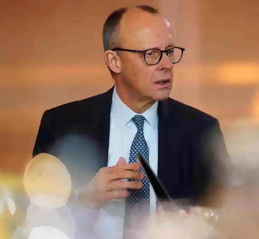 ​德国总理默茨抨击德国前政府默克尔的​观点：他明确的指出淘汰核电，但现在相对于