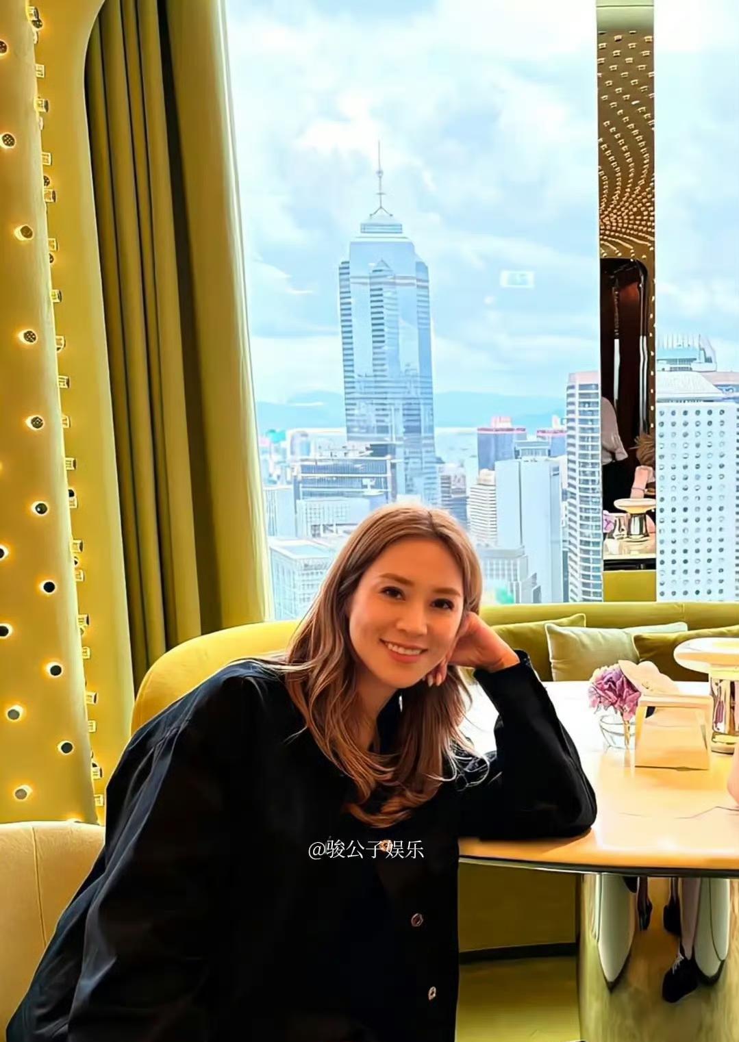 42岁的徐子淇近照曝光，照片中的她依旧美丽动人，气色也显得格外愉悦。她以一头自然