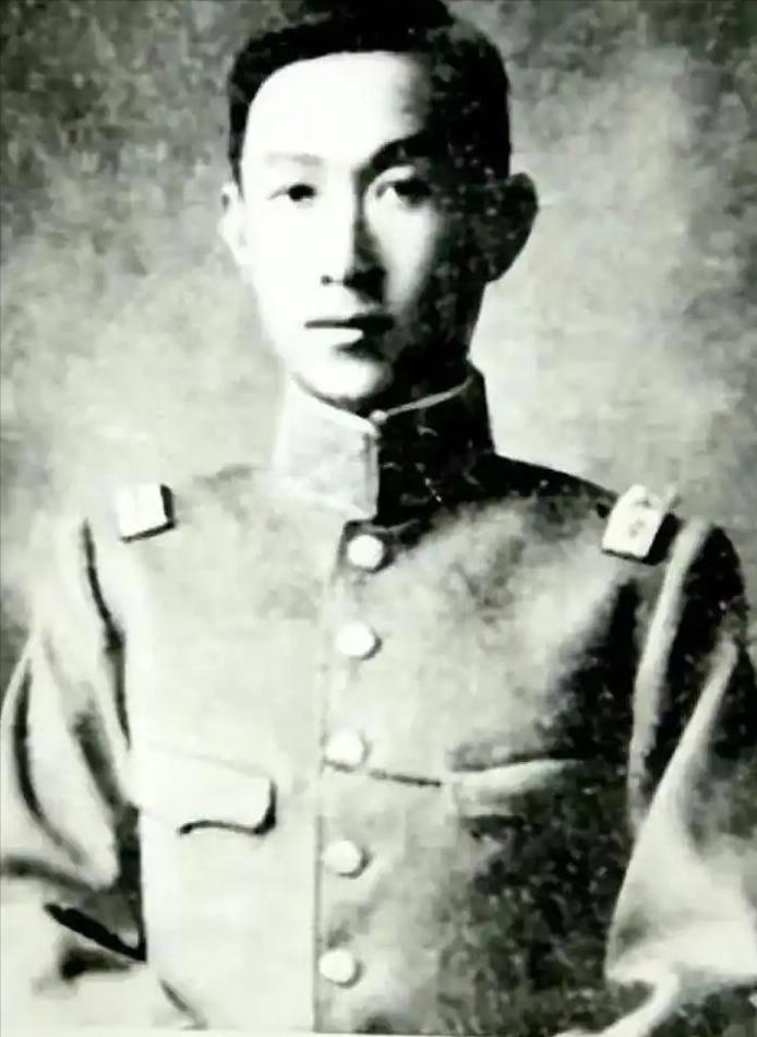 1916年11月，北京中央公园，蔡锷将军公祭当天，一位身着蓝布大褂的女子跪拜灵堂