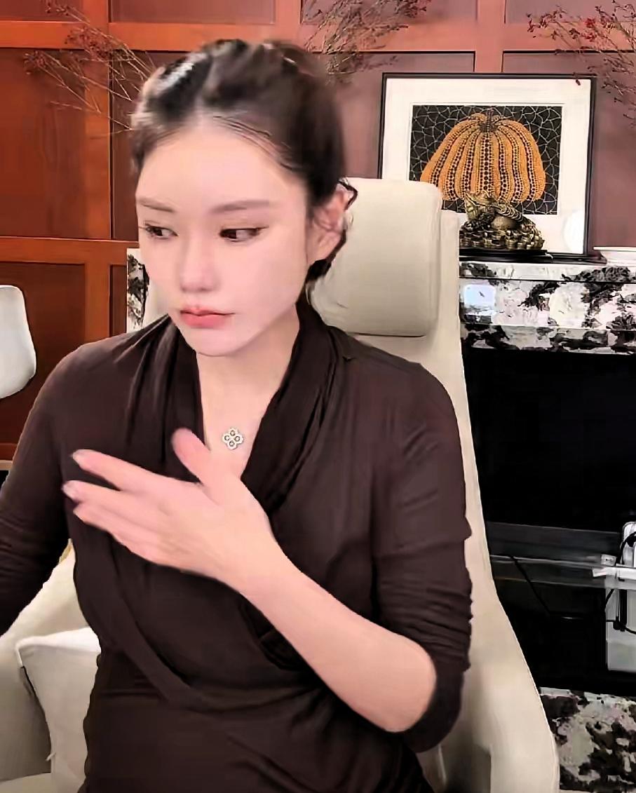 筱梅胎教不一样，参加会议，产品讲解，直播抗压，一般人想不到吧，筱梅觉得忙碌好，比