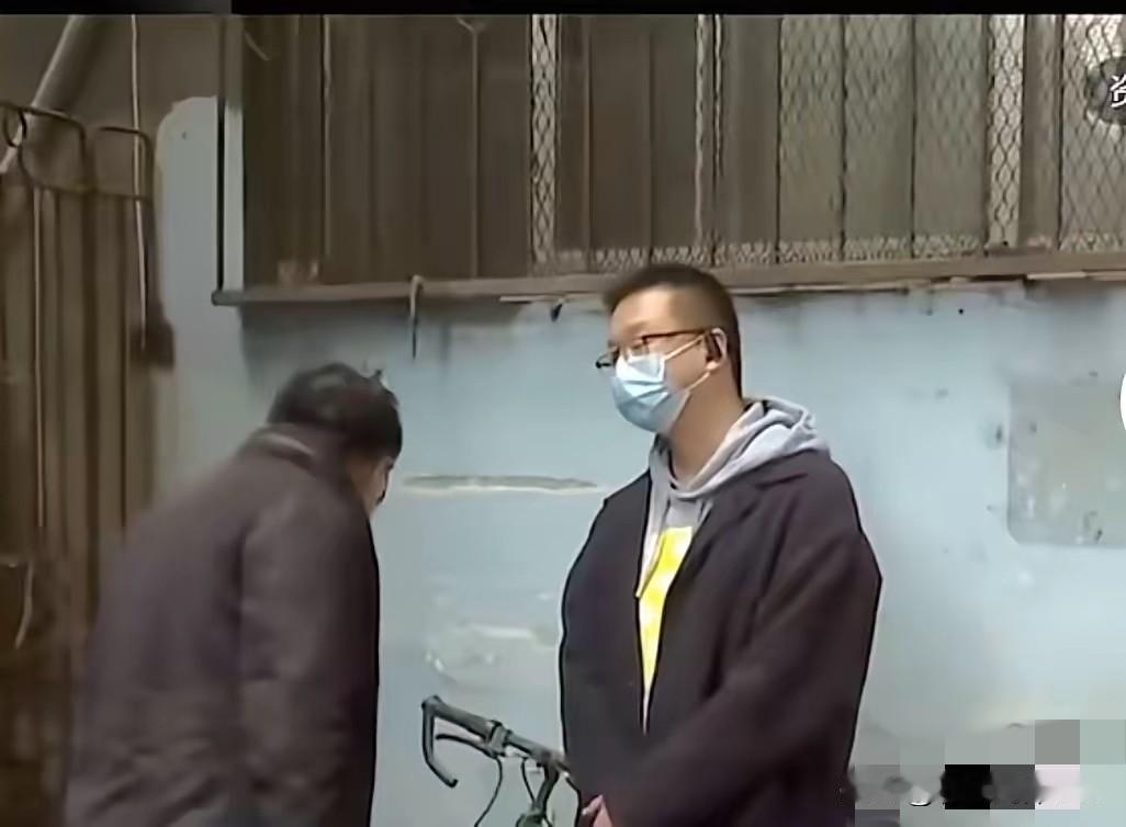 河南一男子跟邻居发生矛盾，6年不说话，不来往。近日，邻居突然红着脸，拿着烟和