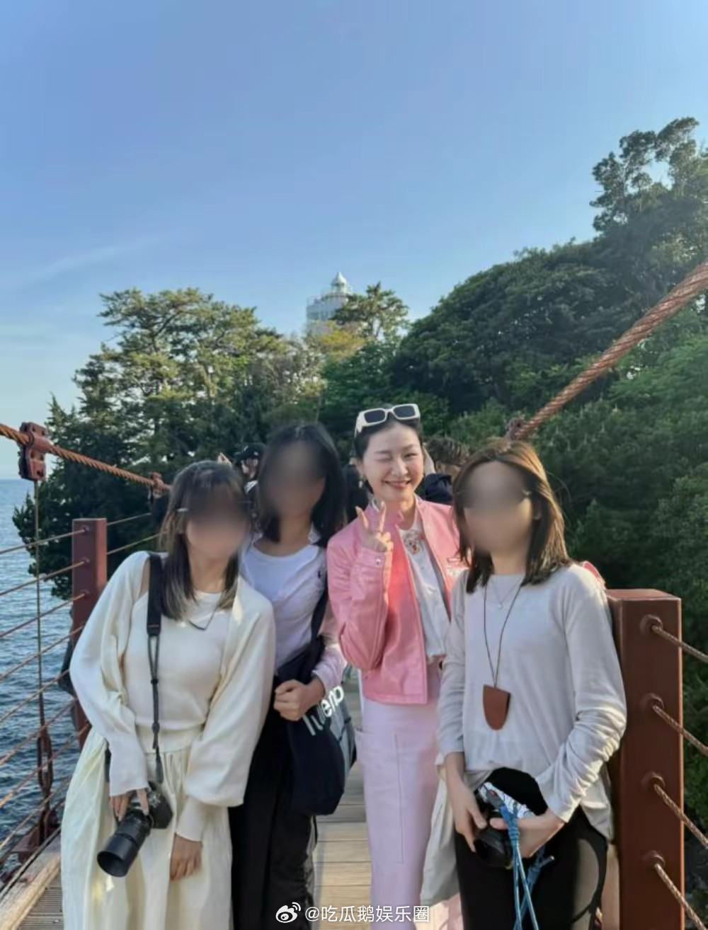 金靖夫妇五一出游，舒奕橙打扮土气没以前帅，金靖倒是又美又时髦​​​