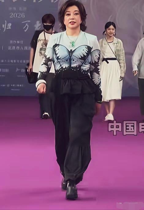 75岁刘晓庆身板真是硬朗，脚穿10公分的松糕鞋走起路来身姿挺拔，健步如飞，虎虎生
