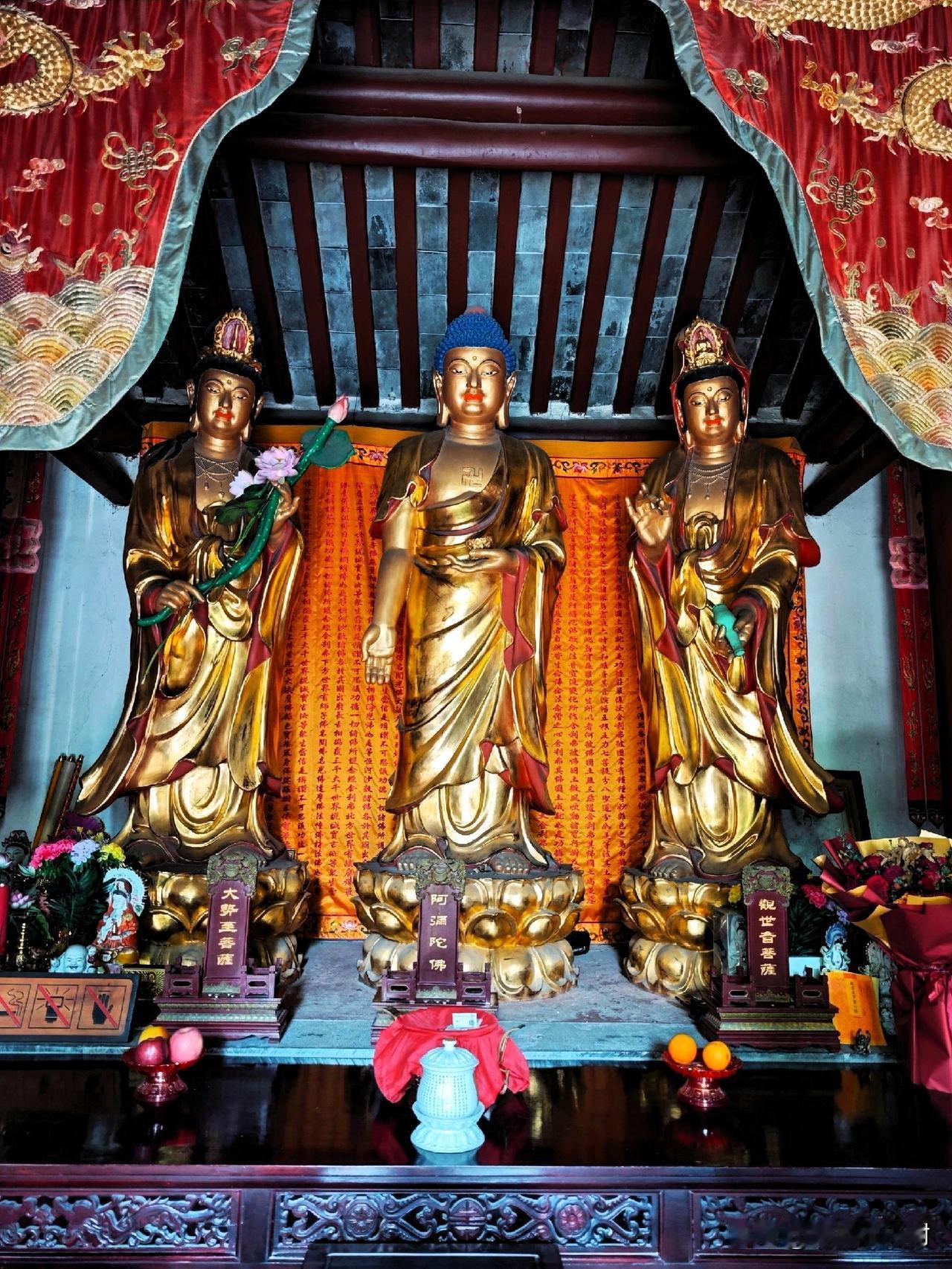 一炷香，三尊像｜西方三圣的温柔守护🙏殿内红梁垂落，三尊金身静静伫立，这是