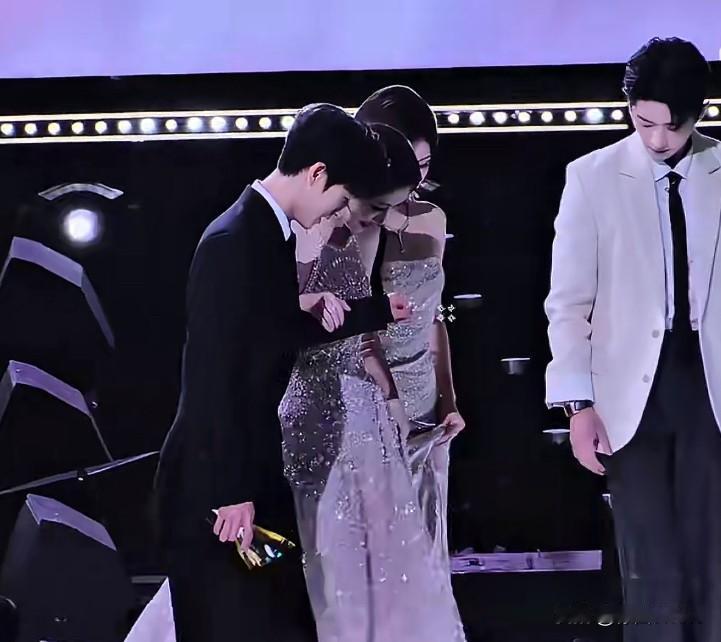 12月21日，孟子义摔跤后下台，李昀锐手抬的老高了，一步一步慢慢走，回到座位孟子