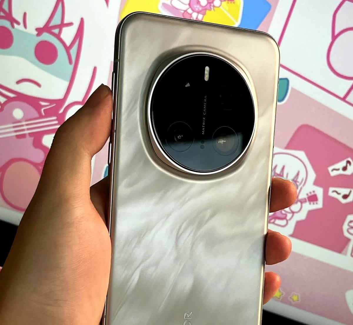 去年首发冲的荣耀Magic7Pro，但今天想起来一点也不觉得亏。毕竟旗