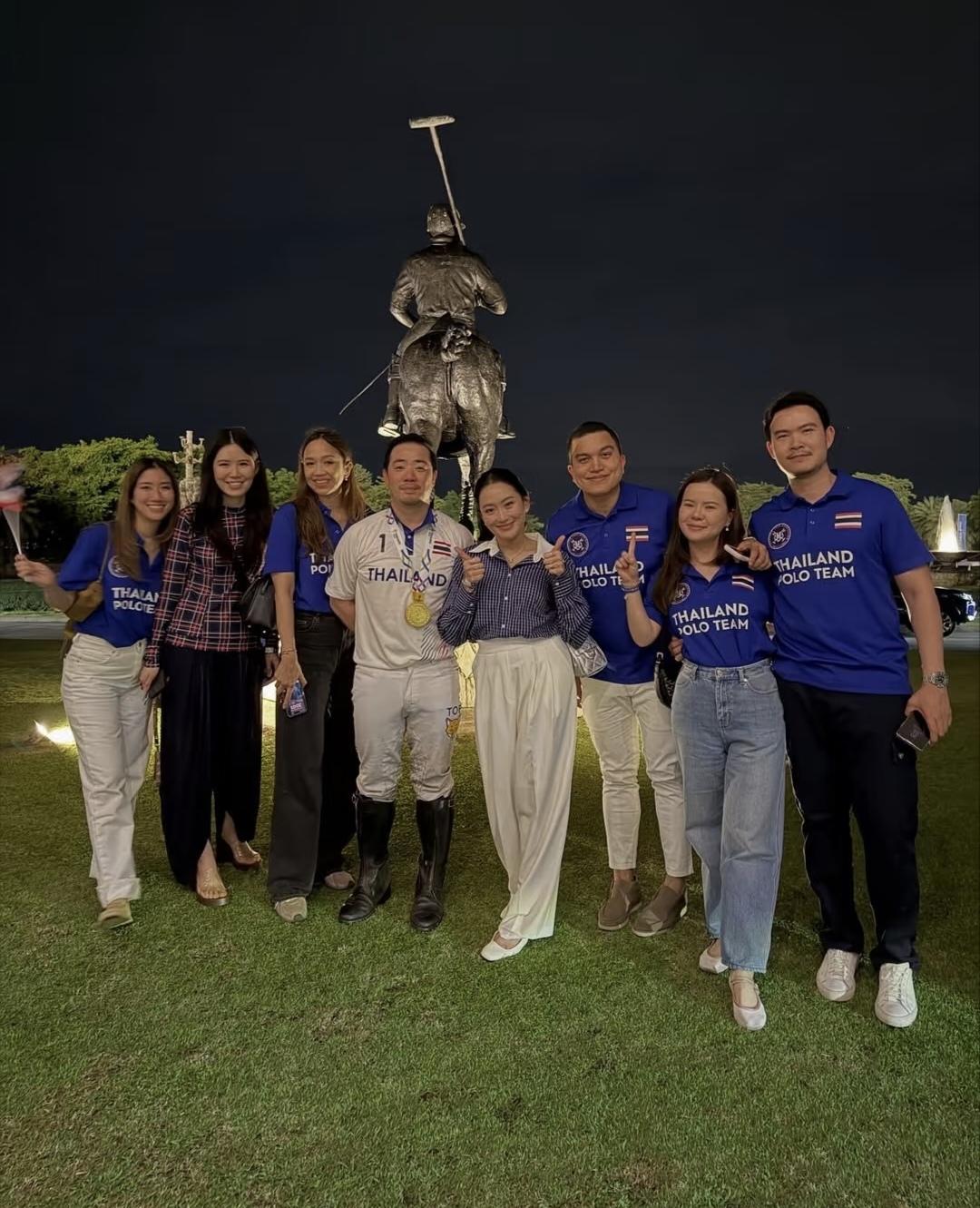 12月10日，又见佩通坦！竖条纹蓝色衬衣，白色阔腿裤，白色高跟鞋，一如既往的马尾