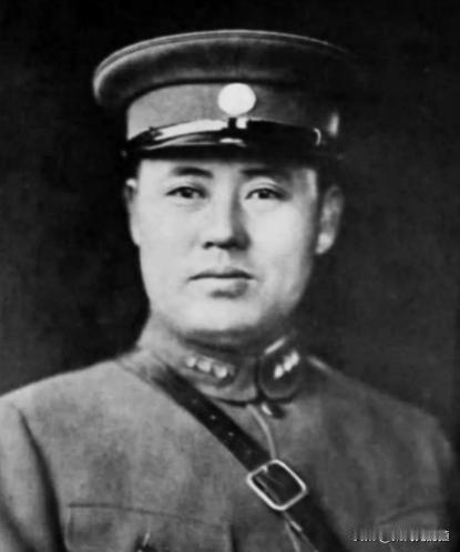 1949年，蒋介石因傅作义促成北平和平解放，密令毛人凤暗杀傅作义。毛人凤派出女特