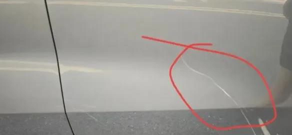 电动车剐蹭豪车被索赔1200元！车主怒吼：这点划痕4S店要价太黑？网友炸锅了！