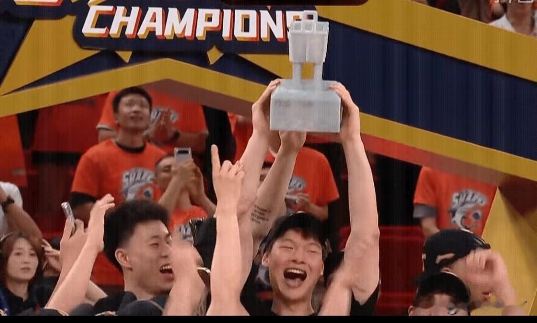 上海久事的成功夺冠！有两点对中国篮球的发展有好处！原因虽然有点阴错阳差，但结果是