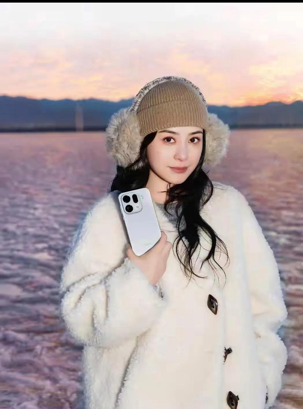 钟欣潼冬日氛围感杀疯了！钟欣潼这组冬日随拍也太戳人了吧！软乎乎的白色羊羔毛