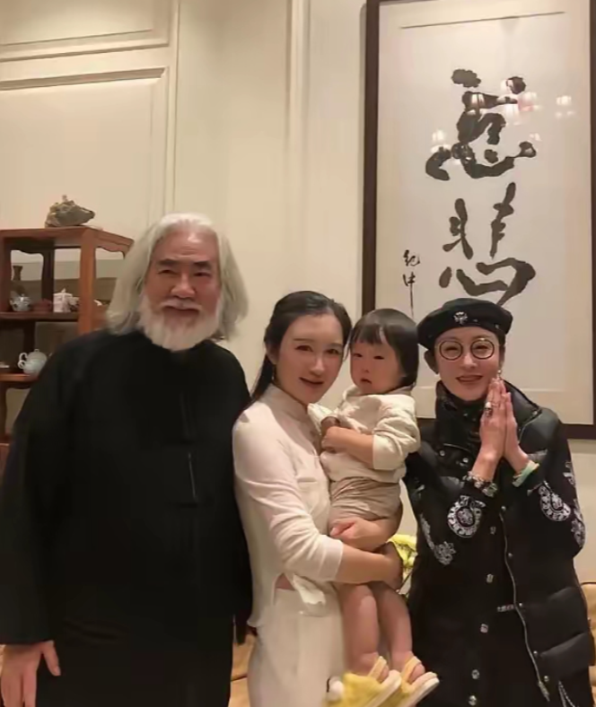 真想不到，张纪中导演的丈母娘这么漂亮，这么年轻。比她女儿杜星霖还美。很有气质妥妥