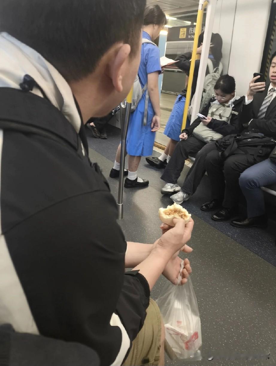 哥们儿确实是有个强大的内心!刚挤上地铁就闻见一股酸菜香——一哥们儿正举着半拉