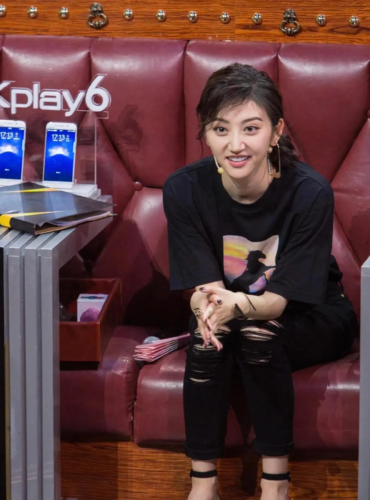 景甜不适合这个发型呀，颜值比平时下降不少。