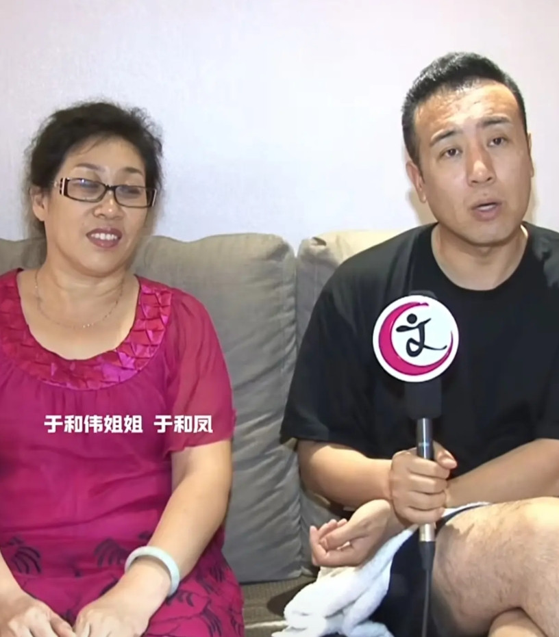 演员于和伟说：“我排行老九，是家里最小的孩子，不到三岁父亲就去世了，童年生活很艰