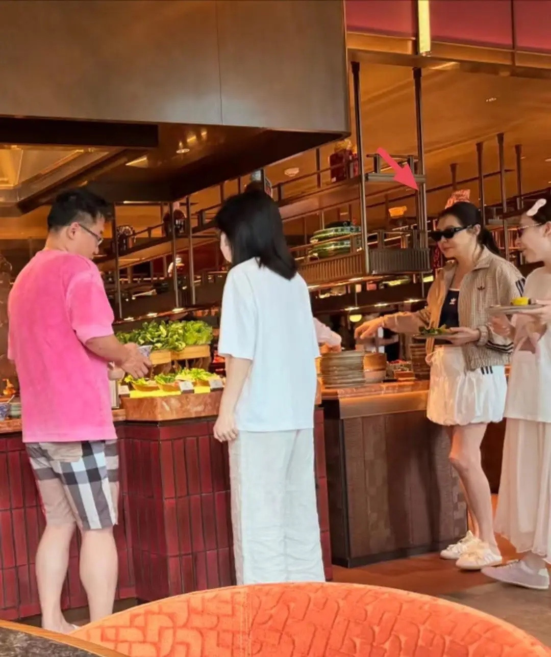 59岁王祖贤现身广州太古汇逛商场吃早餐，她打扮年轻又时尚，她穿着白色小短裙，露出
