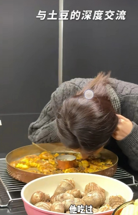 有像颖儿这么闻菜的吗？鼻子都快碰到菜了，真没教养。颖儿去梅婷家做客，直