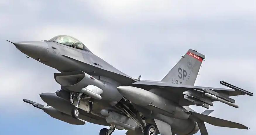 美军10架F-16逼近京津冀外海，中方大批战机围堵，透露出三大信号！敢把刀尖顶到