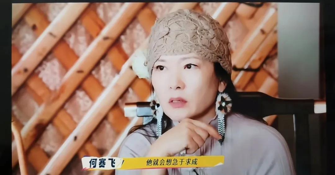 简简单单造型，就火出国外了。但我不知是哪个朝代的，何赛飞61岁，这个现代版的，