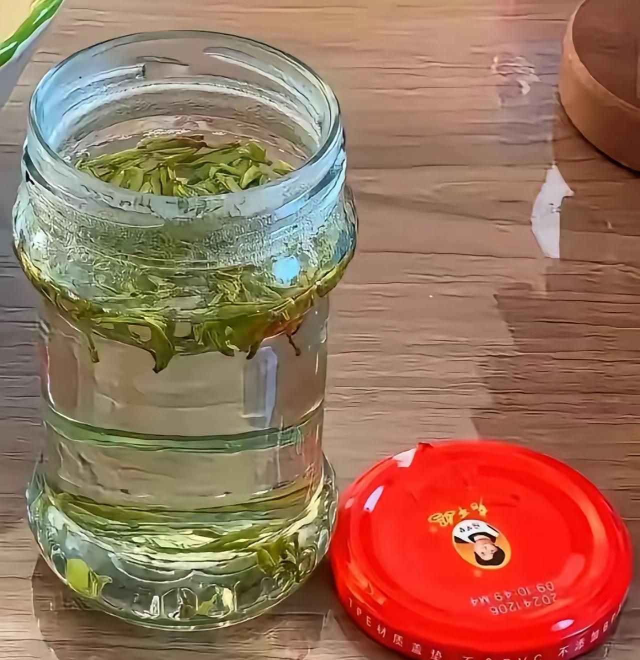不少人吃完老干妈，都顺手把空玻璃瓶洗干净当茶杯用。一个原本装辣椒酱的玻璃