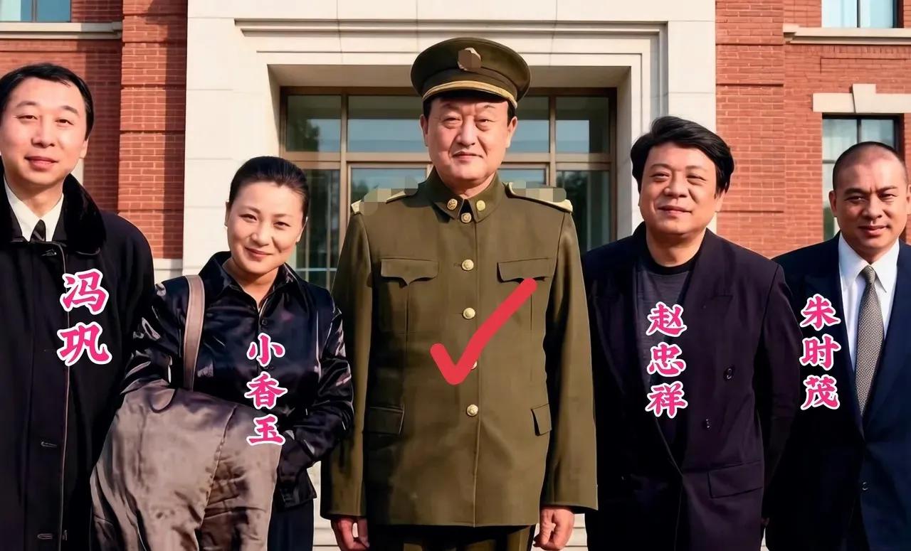 早年的冯巩和现在好像不是一个人，变化很大。冯巩是陪伴几代人成长的经典喜剧艺术家，