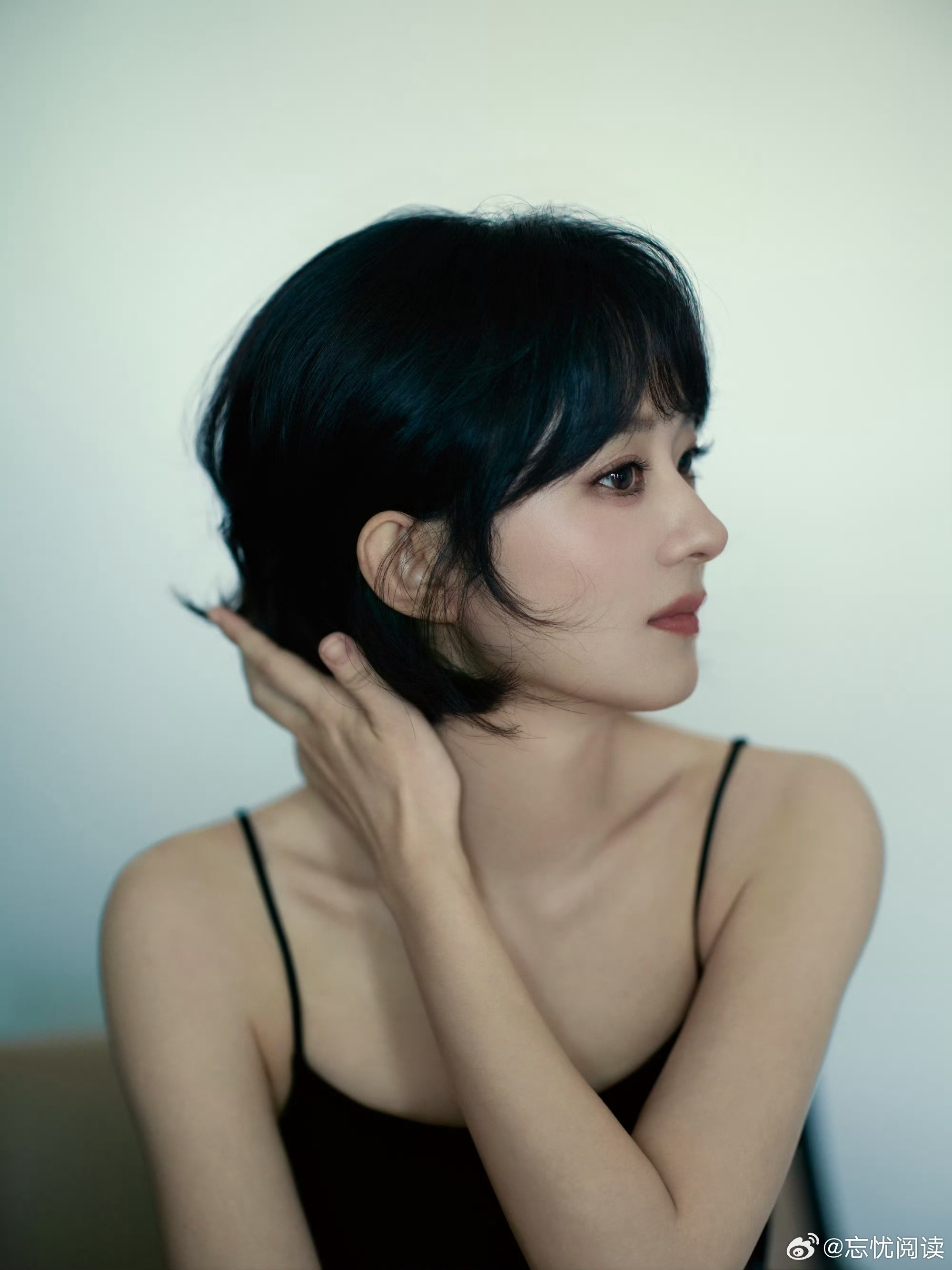 赵丽颖纪梵希吊带黑裙最戳人的女性状态，就是赵丽颖这次线下活动流露出来的松弛感💛