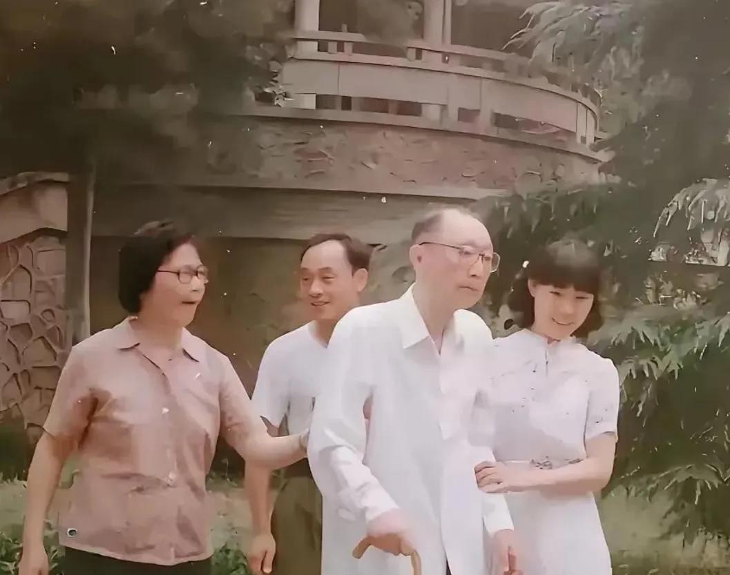 这是1984年在北京玉泉山，聂荣臻元帅在外孙女聂菲的搀扶下拄着拐杖走路，女儿聂力