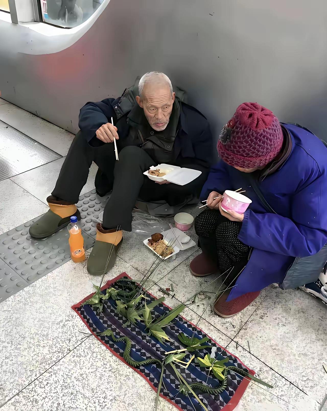 这样的画面既心酸又心疼。