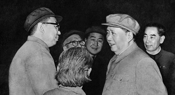1965年，毛主席决定重上井冈山。当时还是湖南省委书记处书记的华国锋同志，专程从