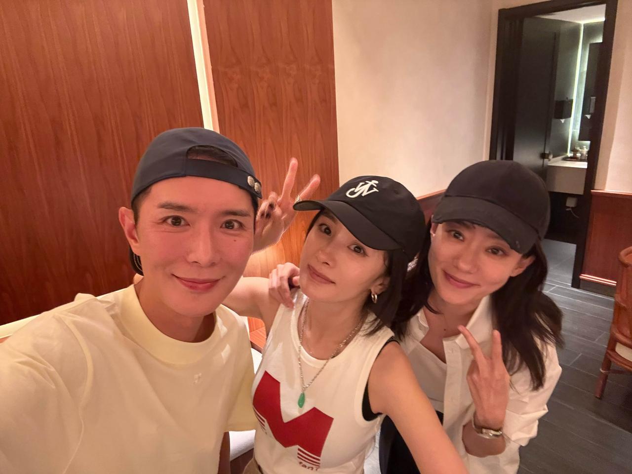 杨幂约饭，粉丝不满！VOGUE主编刘冲和杨幂、张小斐私底下约饭了，还晒出了三人