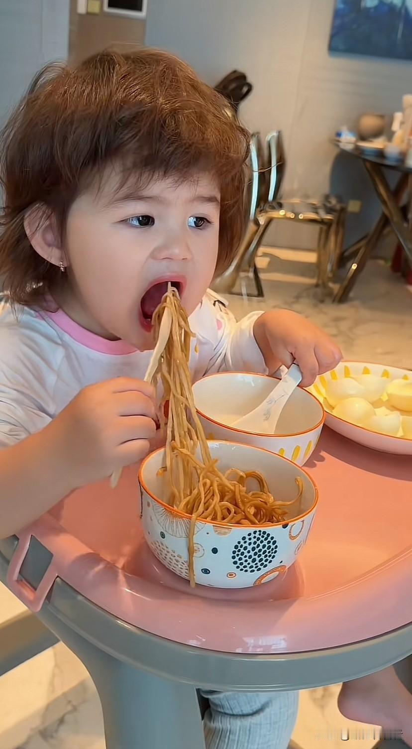 阿迪还会给凯莉做中餐？面条，白米粥，煮鸡蛋？还真是没想到！小凯莉的胃口是真的