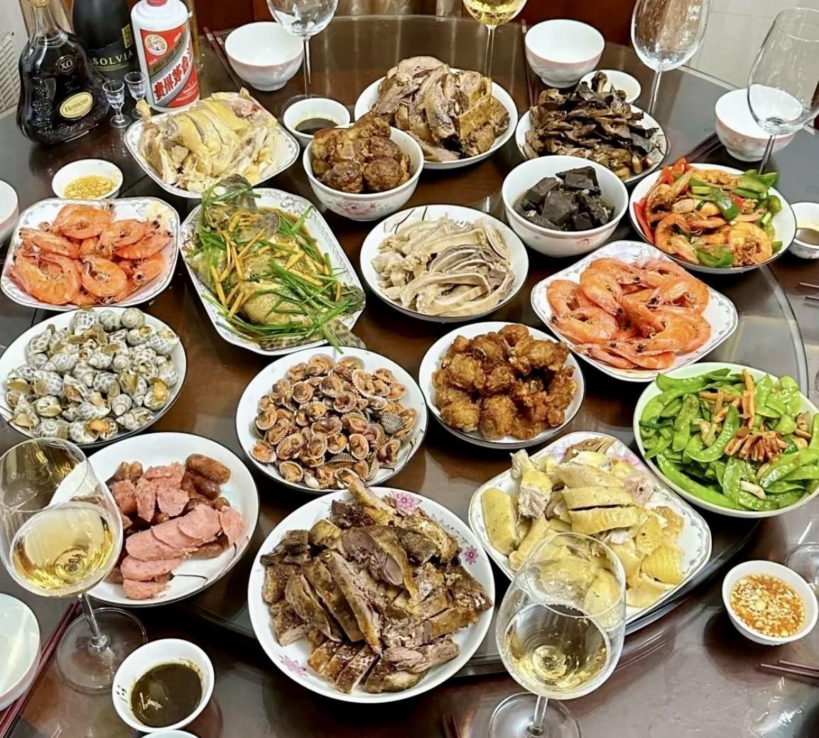 小姑子带公婆回家看望爸妈，我一早去挑选了最新鲜的蔬菜，回来和婆婆一头扎进厨房，我