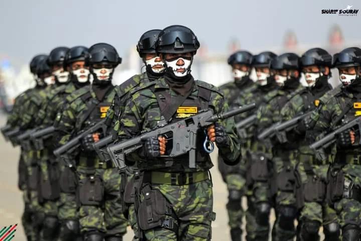 孟加拉国特种部队士兵与美国短剑冲锋枪