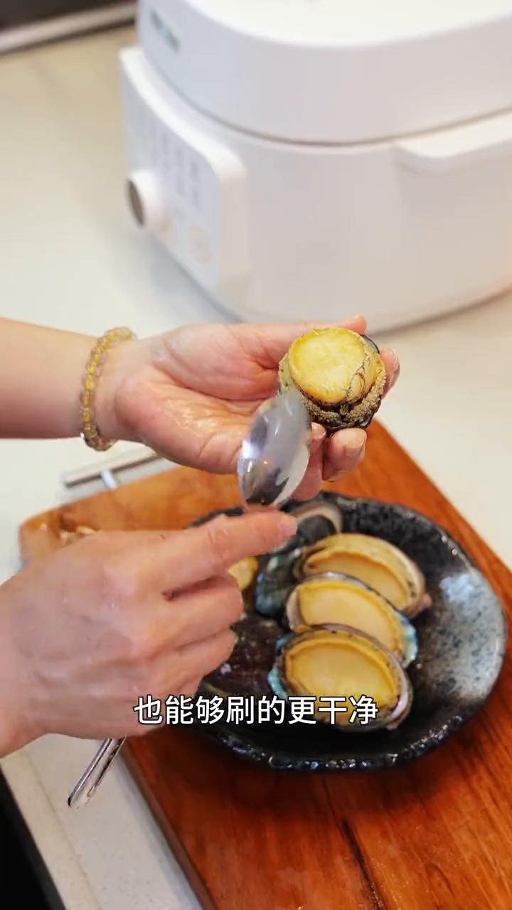 一个鲍鱼两种吃法，有清润的汤喝，还有香喷喷的鲍鱼饭吃，一举两得。·先来煲个汤，